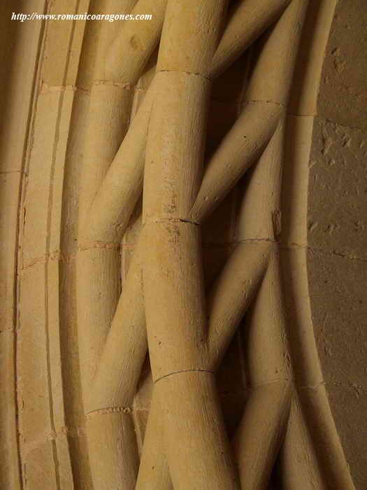 Portada de acceso al templo desde el claustro